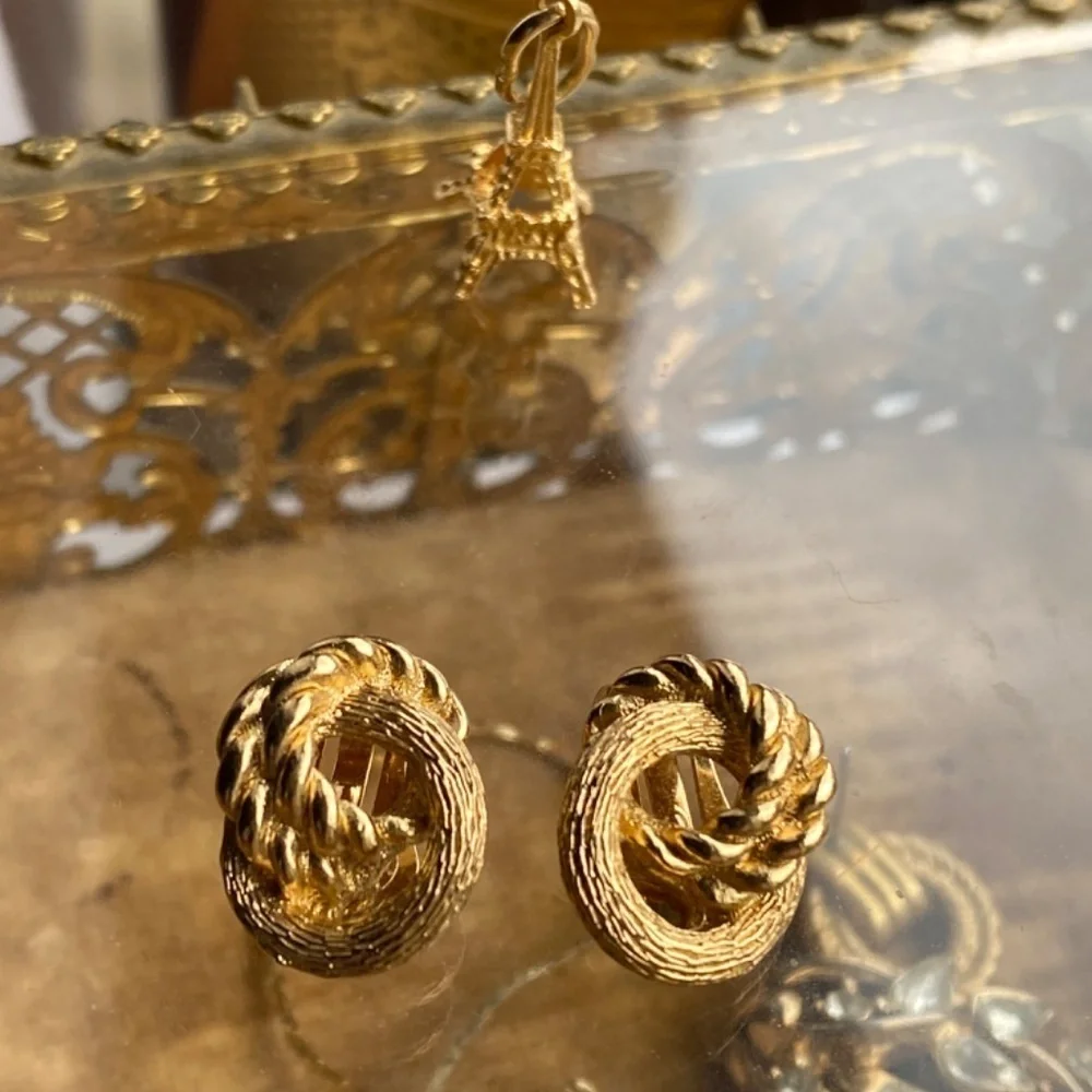 Tiny vintage gold tone authentic CHRISTIAN DIOR CLIP ON EARRINGS - Picture 8 of 8